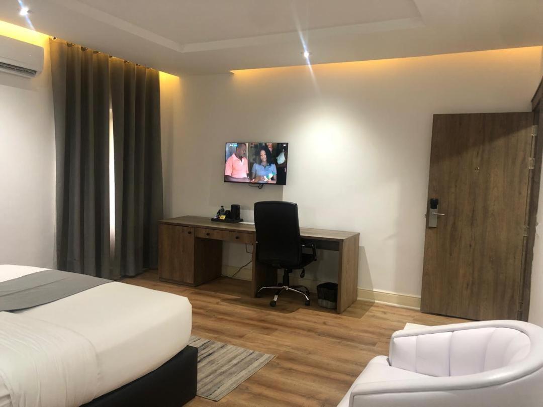 Crownsville Hotel - Airport Road Port Harcourt Exterior photo