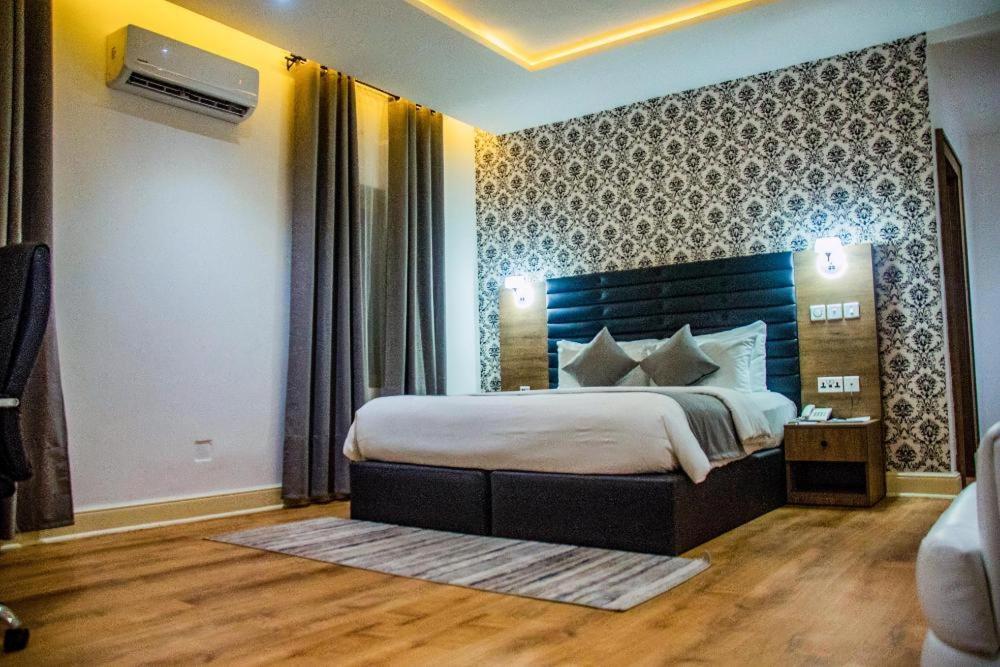 Crownsville Hotel - Airport Road Port Harcourt Exterior photo
